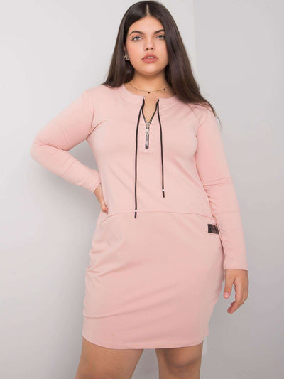 Brudnoróżowa sukienka plus size z zamkiem