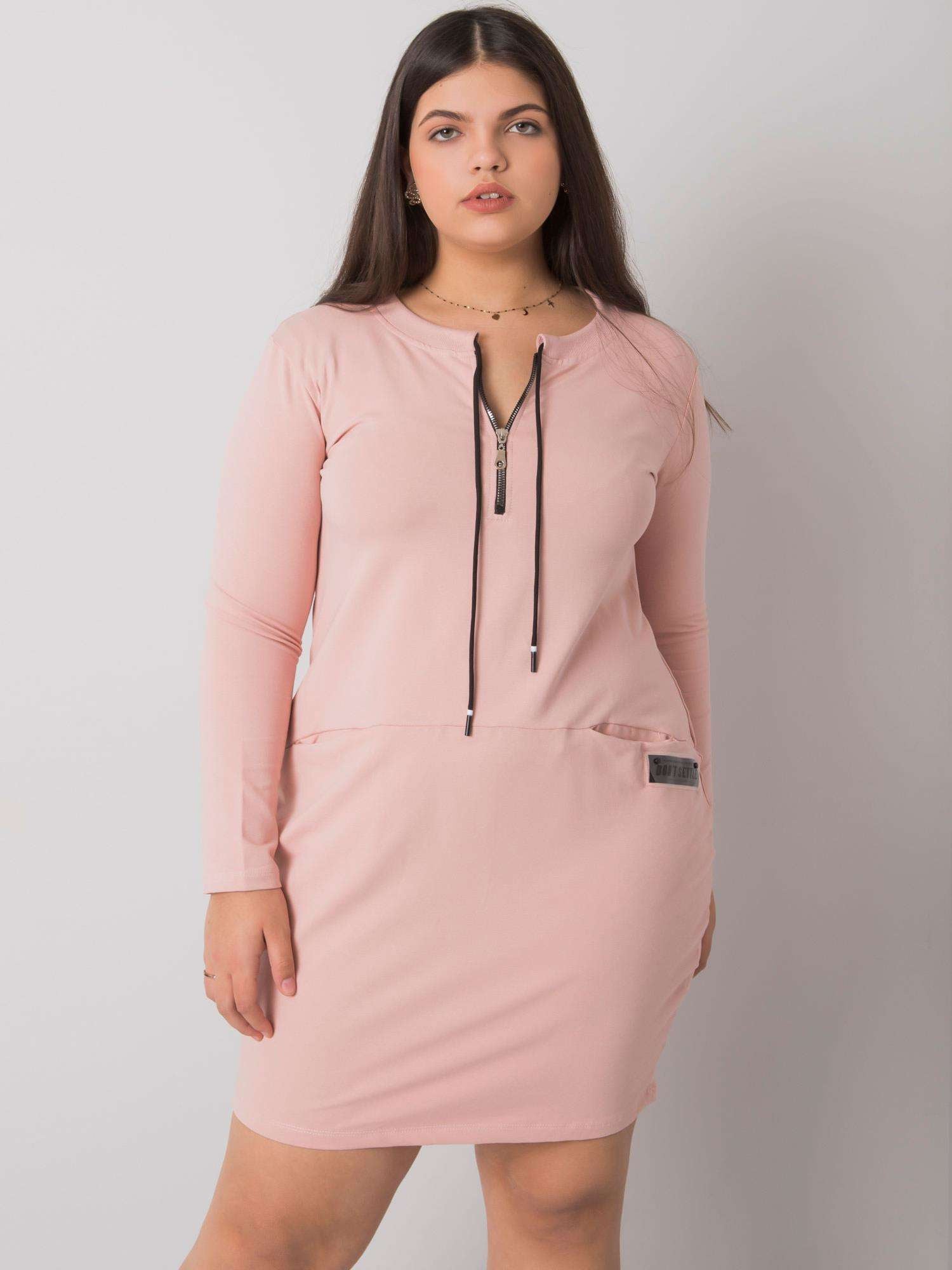 Brudnoróżowa sukienka plus size z zamkiem