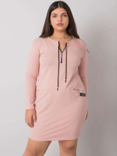 Brudnoróżowa sukienka plus size z zamkiem