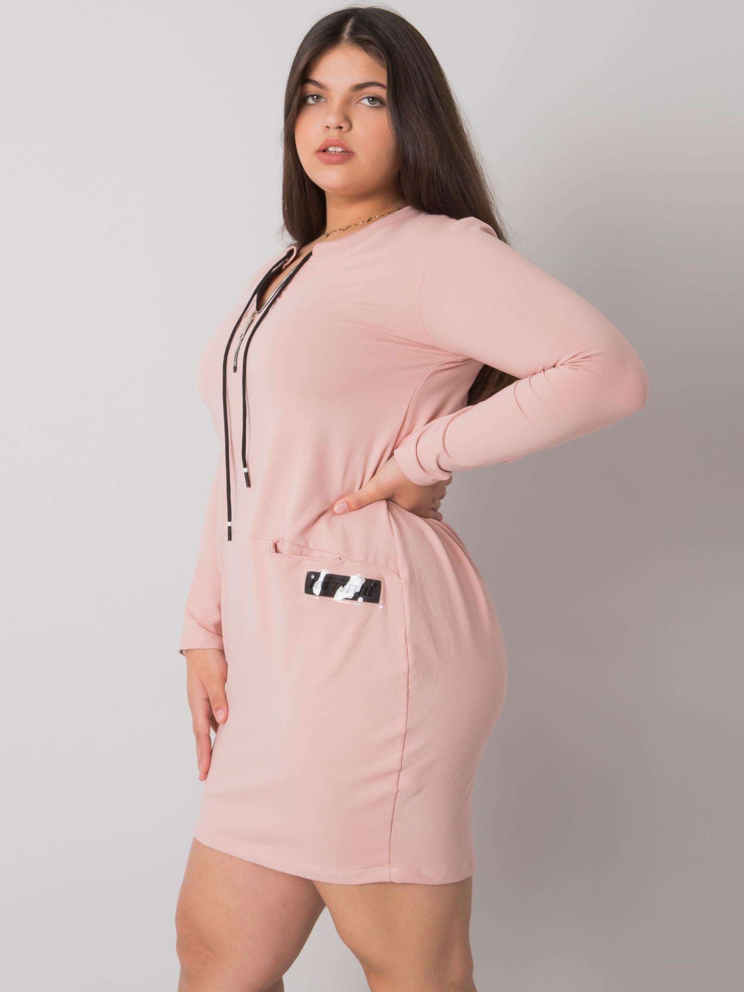 Brudnoróżowa sukienka plus size z zamkiem
