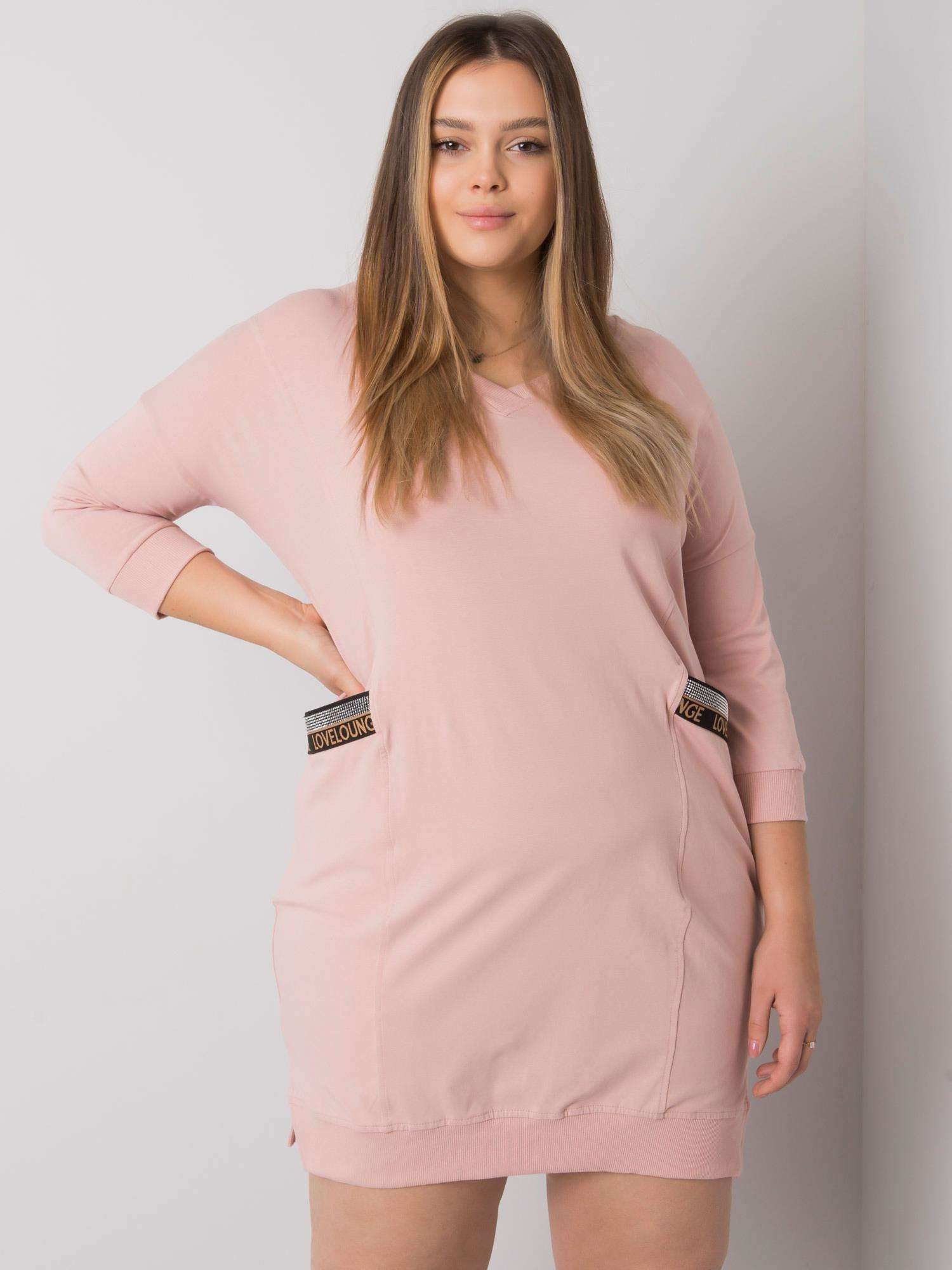 Brudnoróżowa sukienka plus size z aplikacją