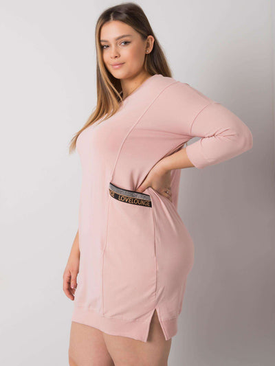 Brudnoróżowa sukienka plus size z aplikacją