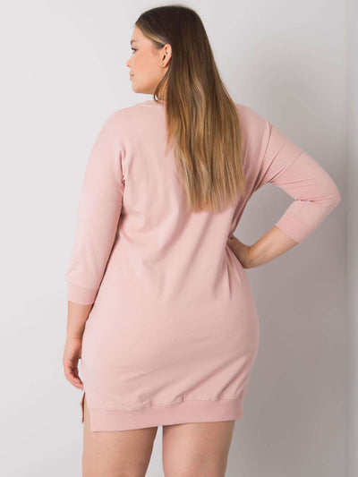 Brudnoróżowa sukienka plus size z aplikacją