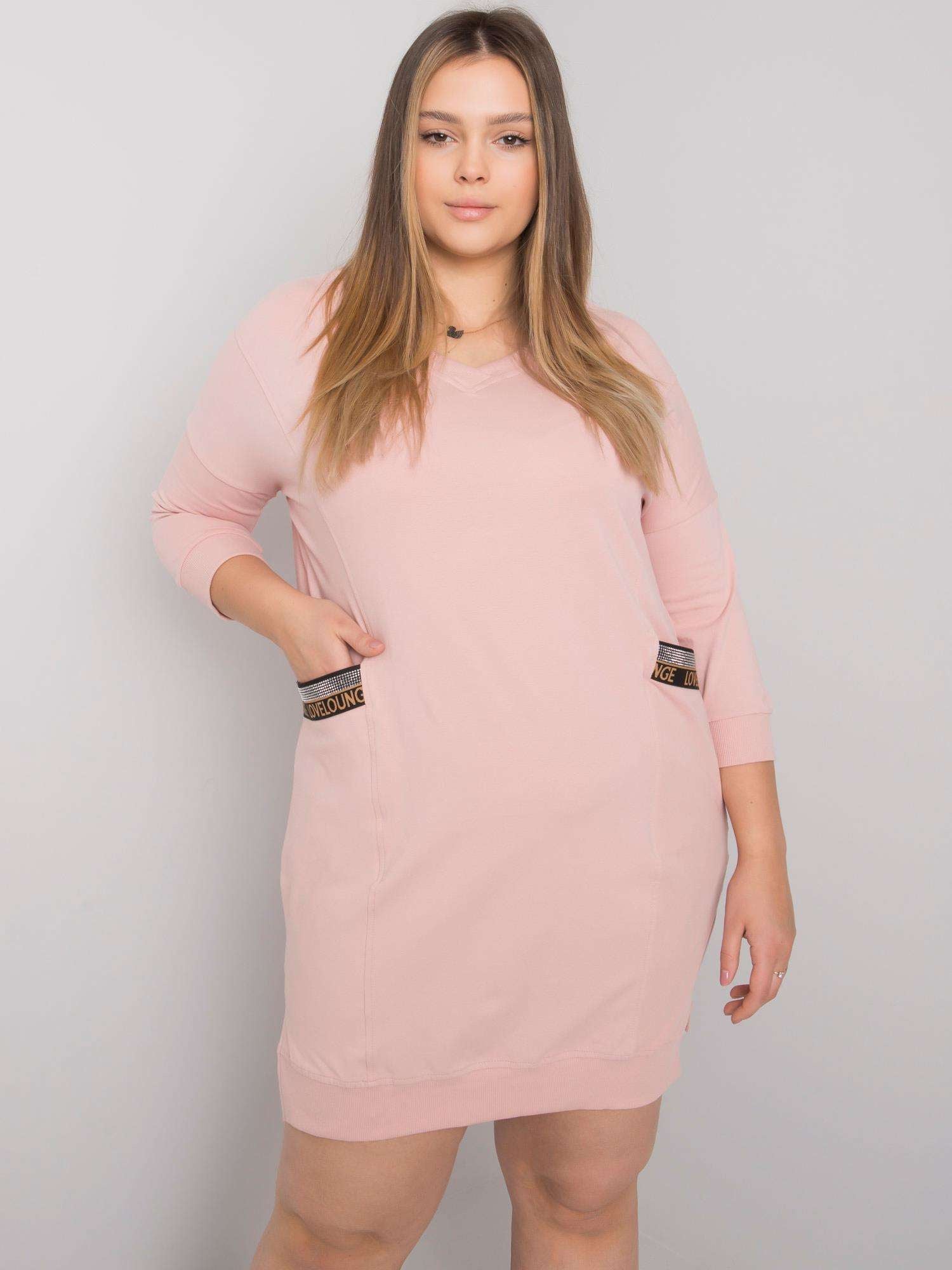 Brudnoróżowa sukienka plus size z aplikacją
