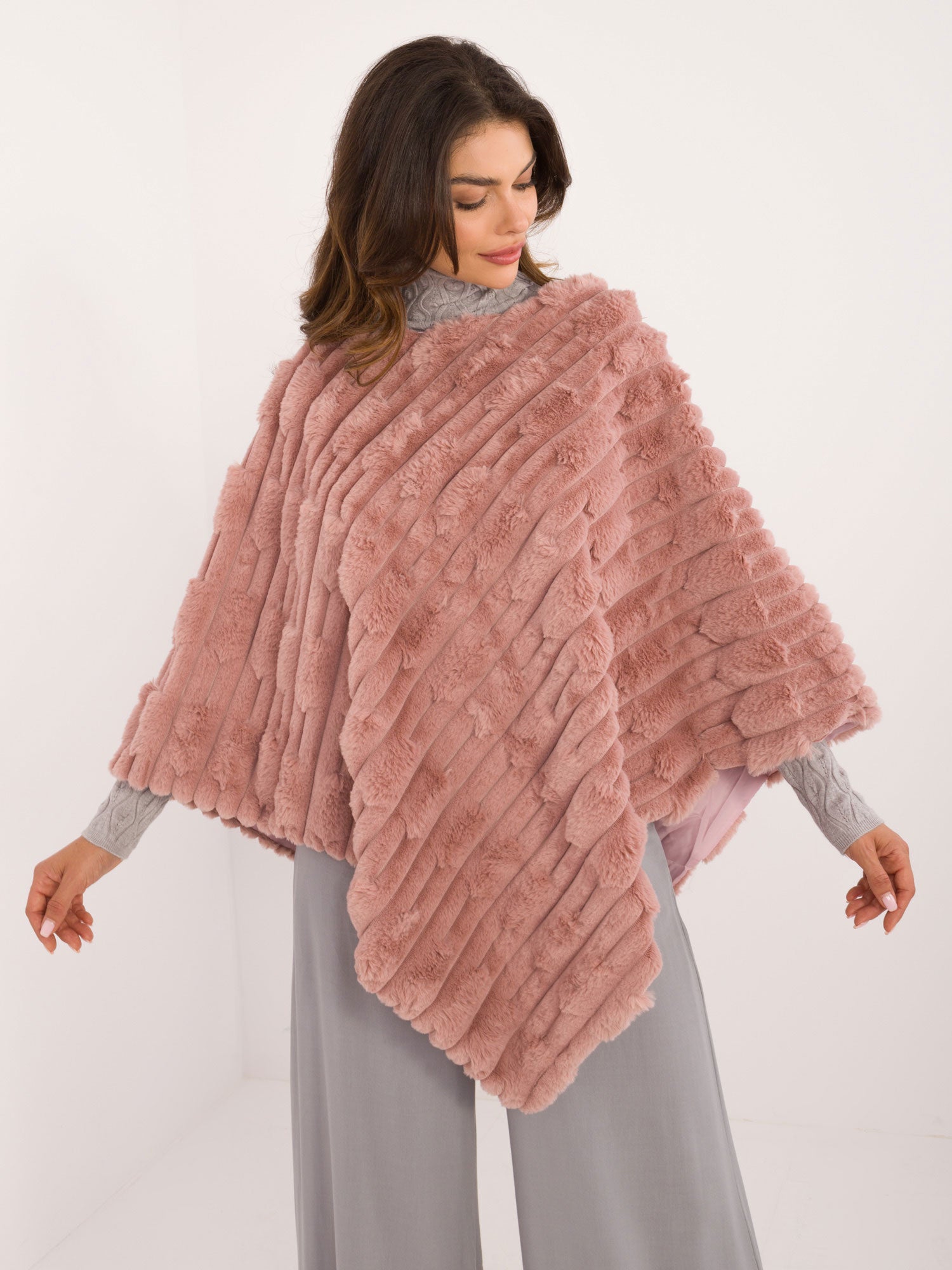 Brudnoróżowe futrzane poncho damskie