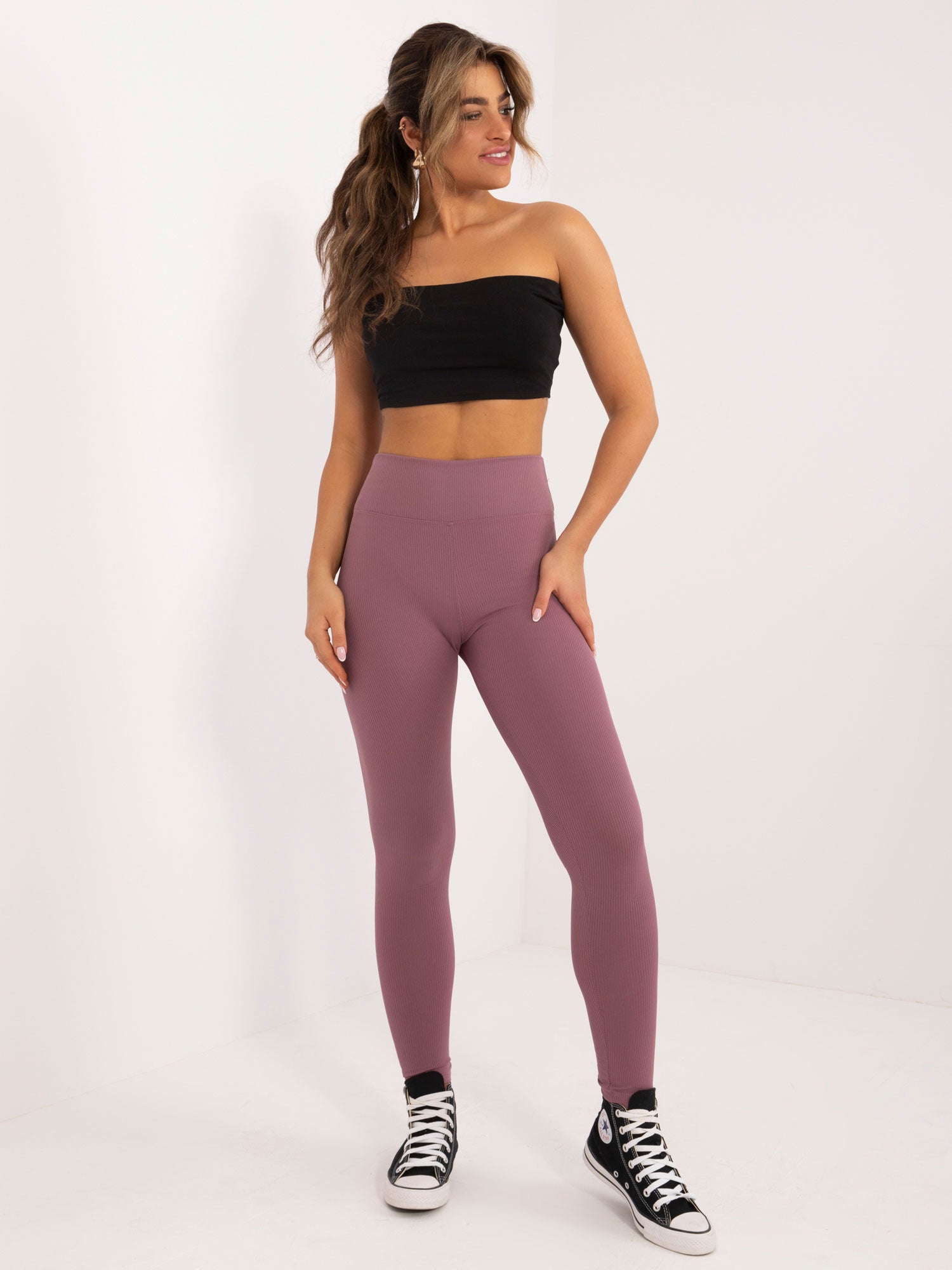 Brudnoróżowe sportowe legginsy basic w prążek