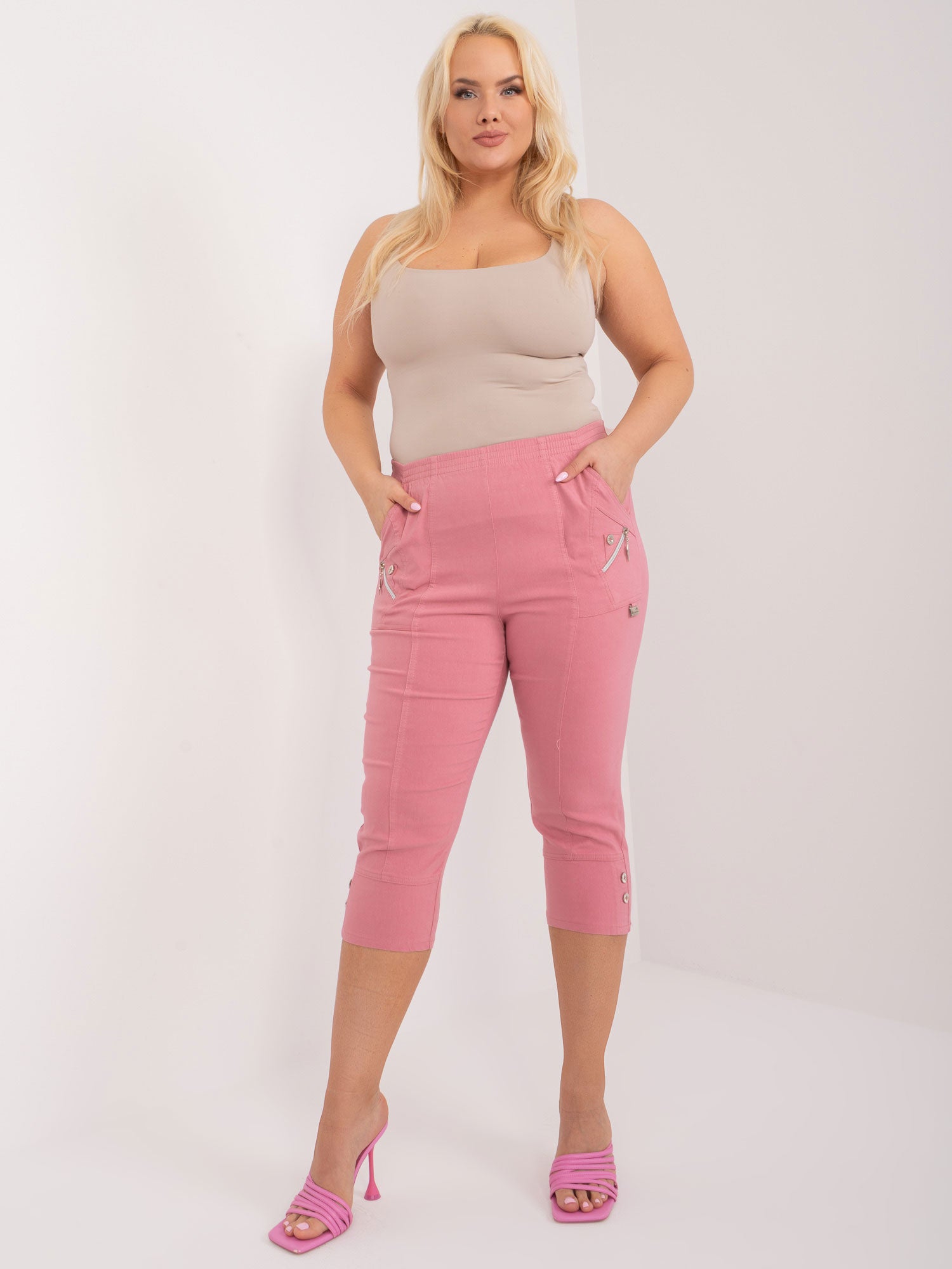 Brudnoróżowe spodnie plus size z nogawką 3/4
