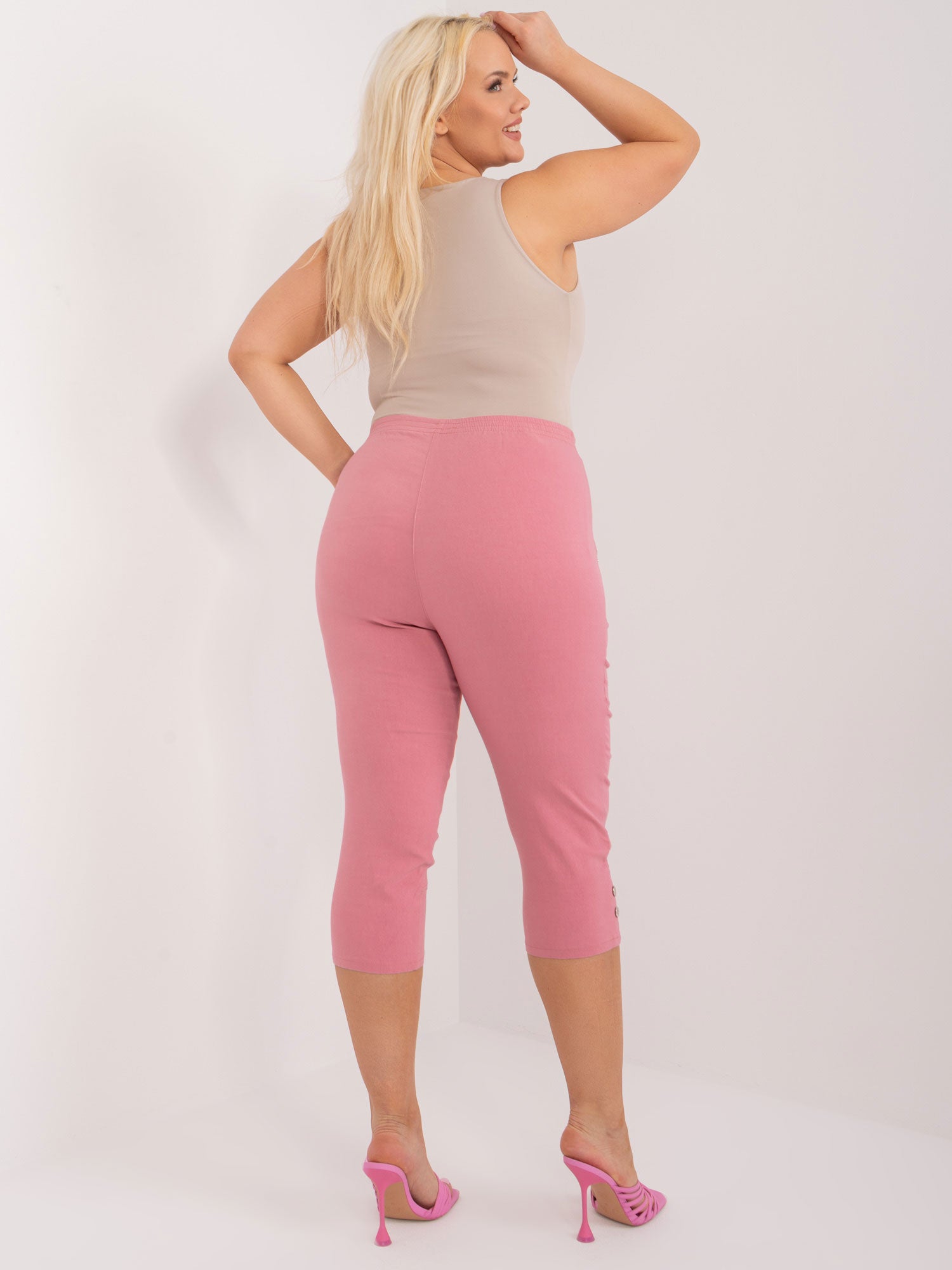 Brudnoróżowe spodnie plus size z nogawką 3/4