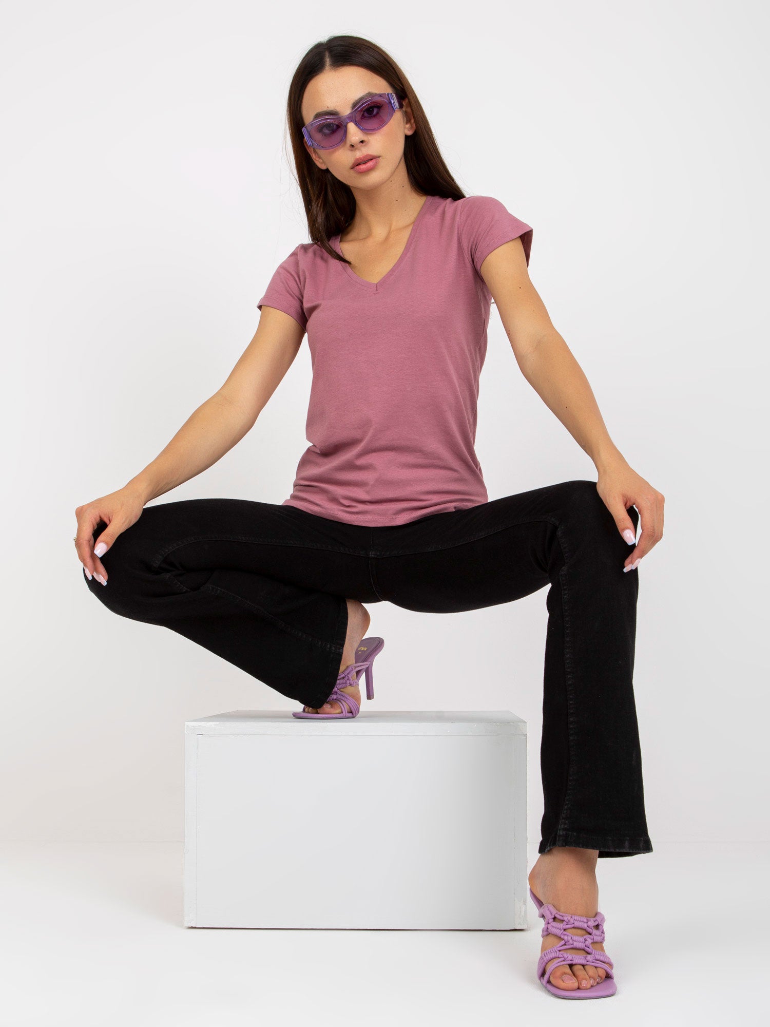 Brudnoróżowy bawełniany t-shirt basic z dekoltem w serek