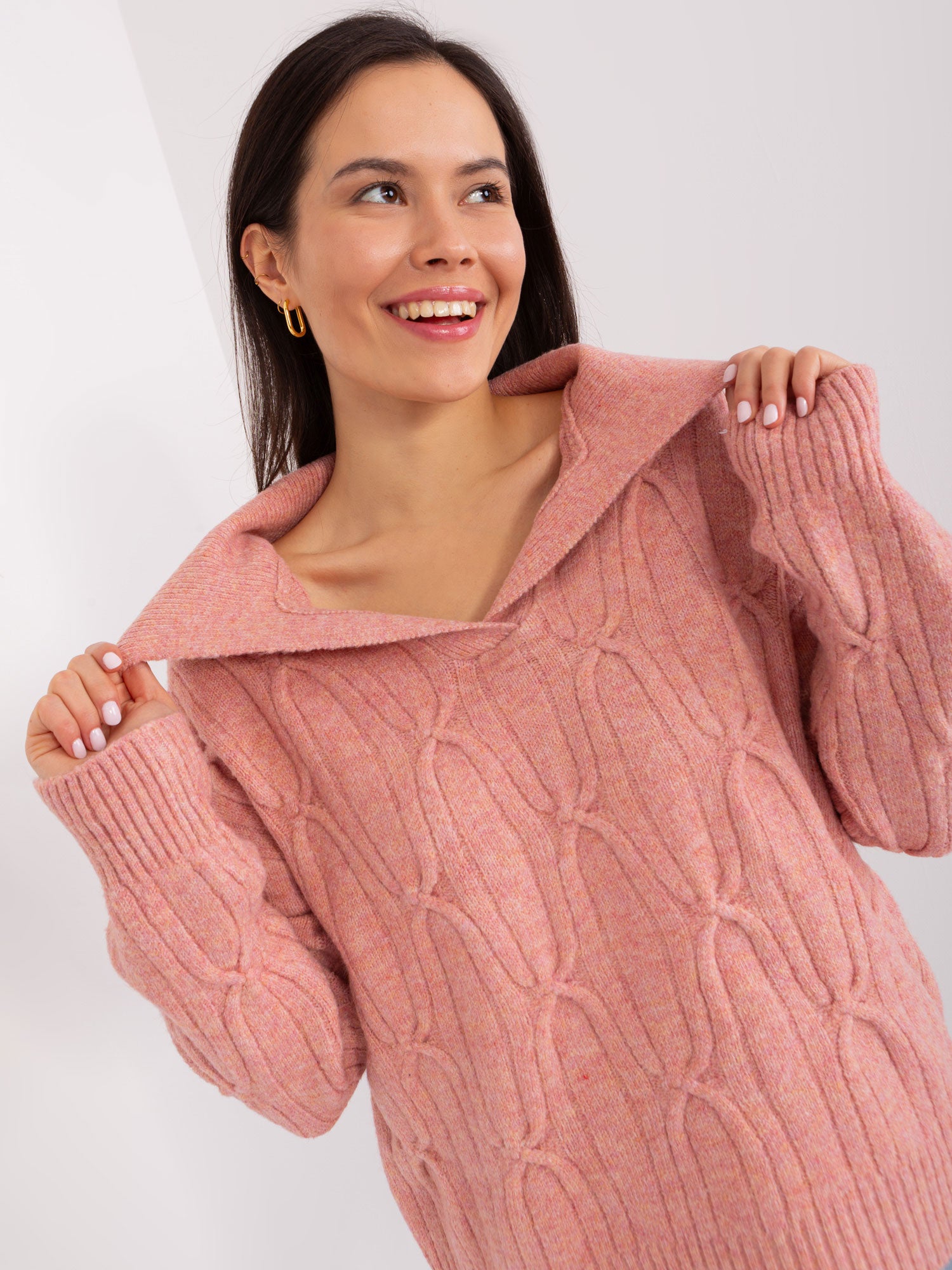 Brudnoróżowy sweter w warkocze z kołnierzem