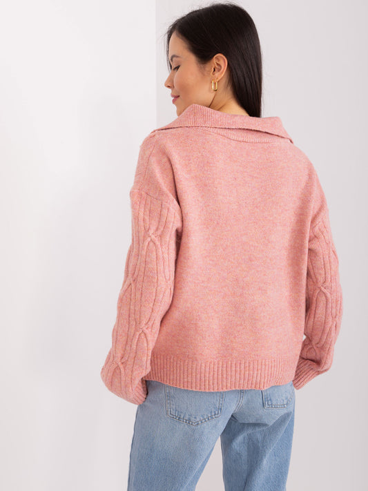 Brudnoróżowy sweter w warkocze z kołnierzem