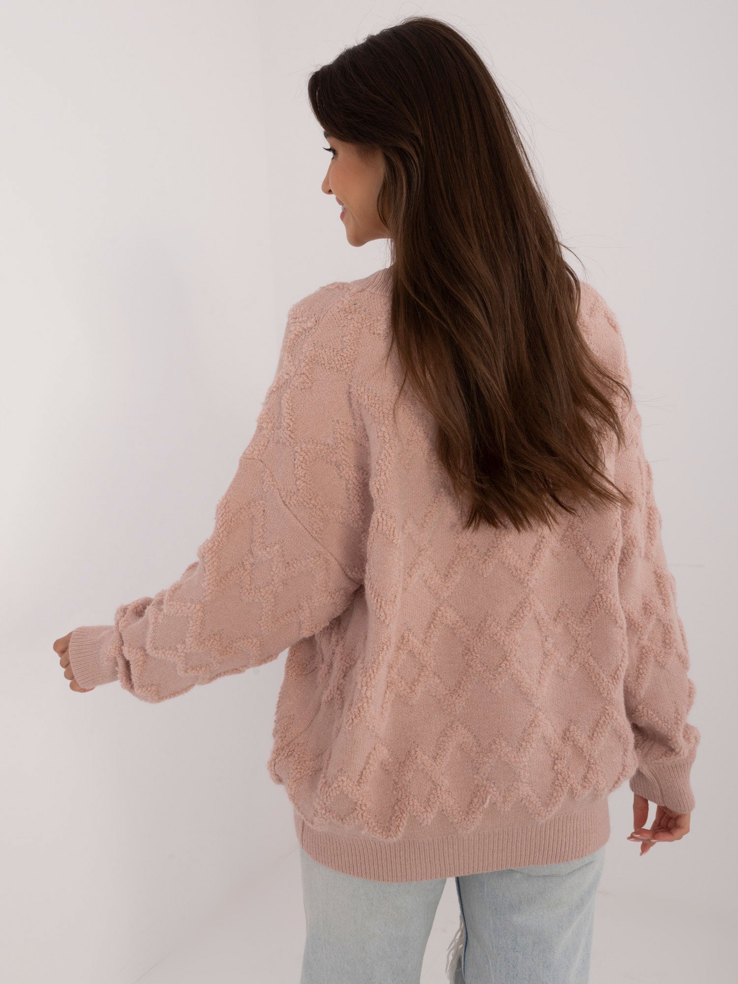 Brudnoróżowy sweter oversize we wzory