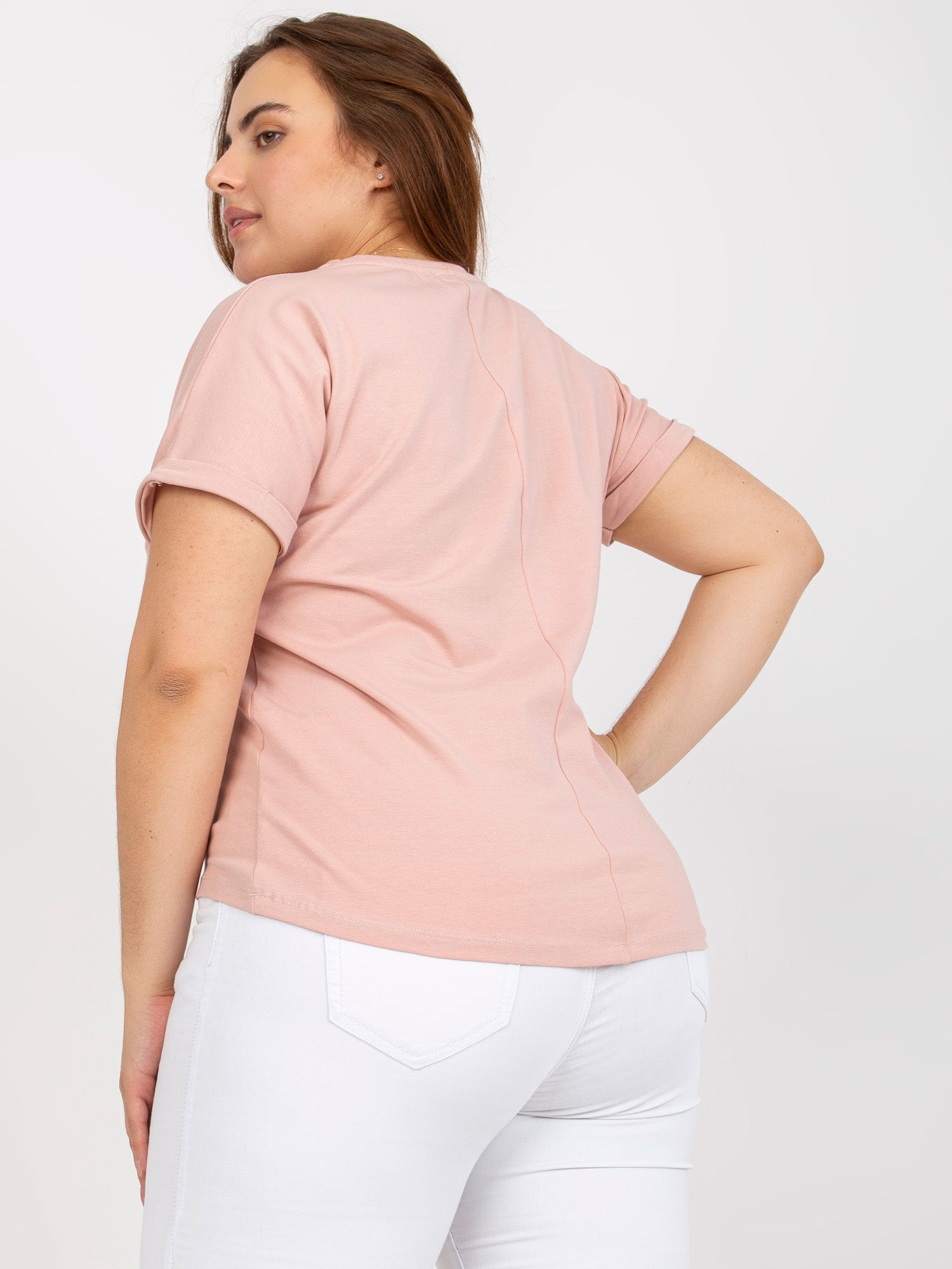 Brudnoróżowy t-shirt plus size z napisem