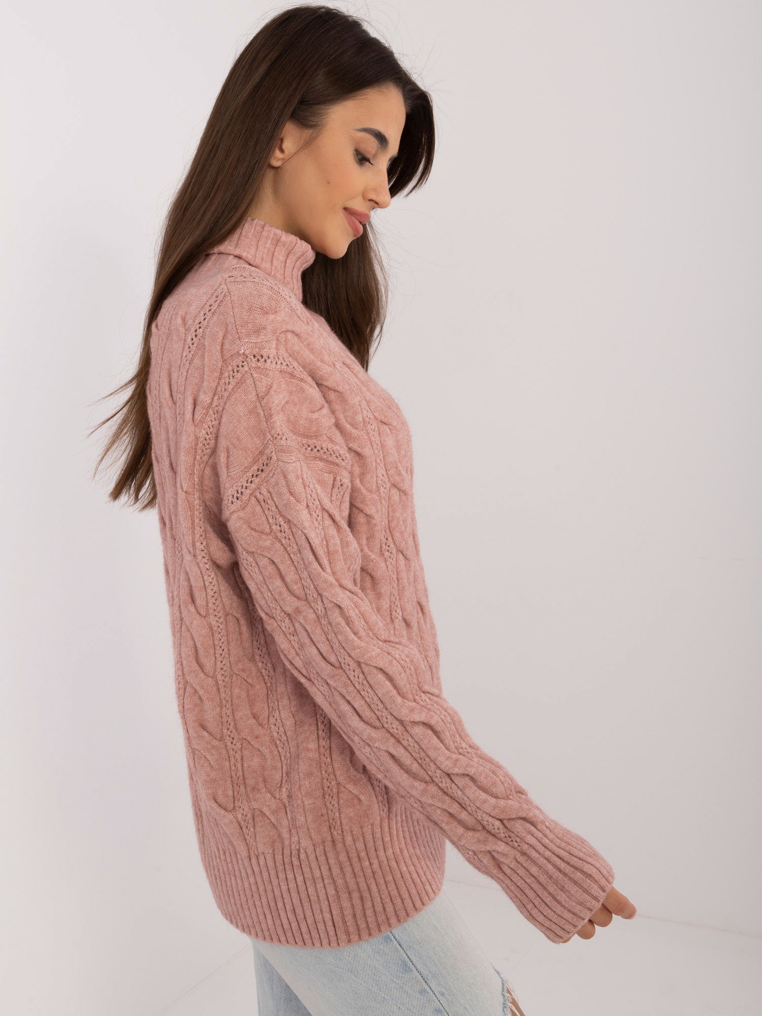 Brudnoróżowy sweter golf z ażurowym wzorem