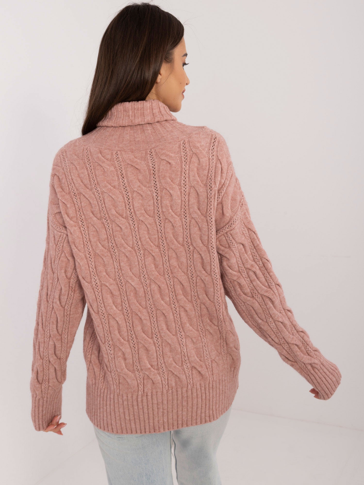 Brudnoróżowy sweter golf z ażurowym wzorem