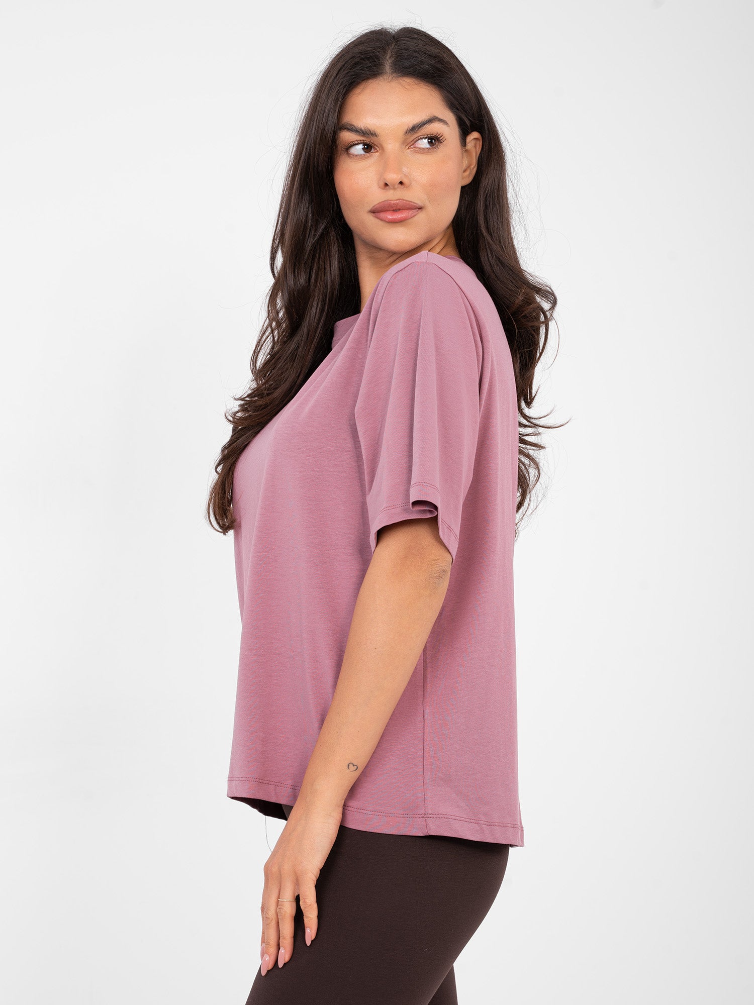 RUE PARIS Brudnoróżowy t-shirt z dłuższym tyłem