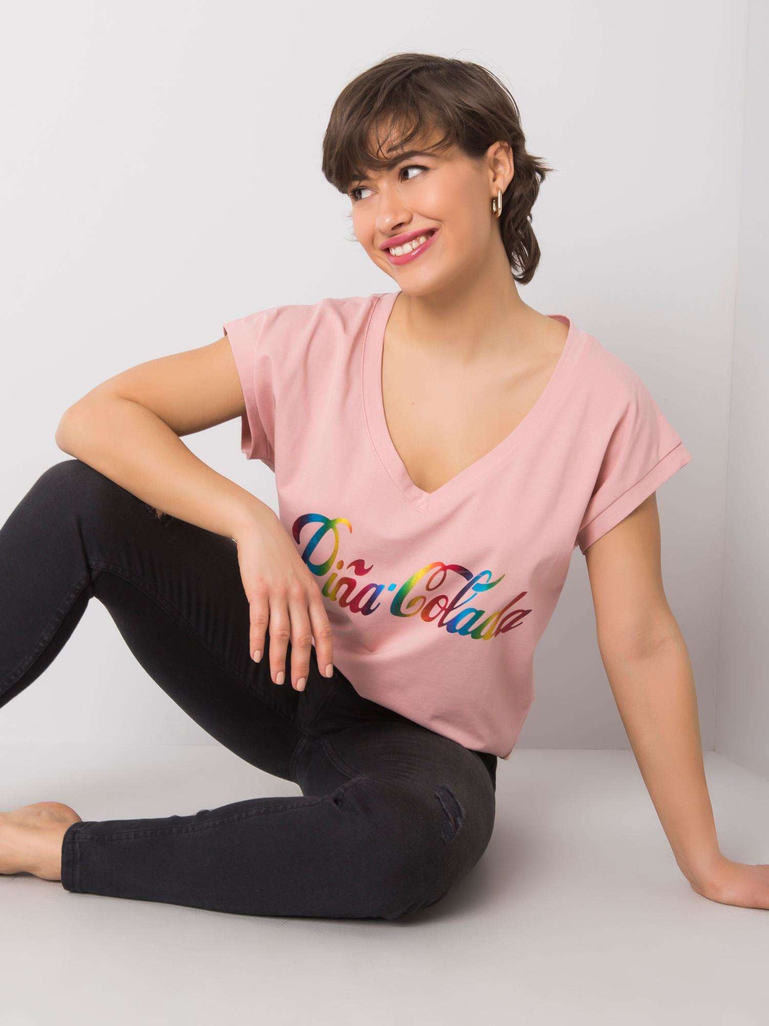 Brudnoróżowy t-shirt z kolorowym nadrukiem
