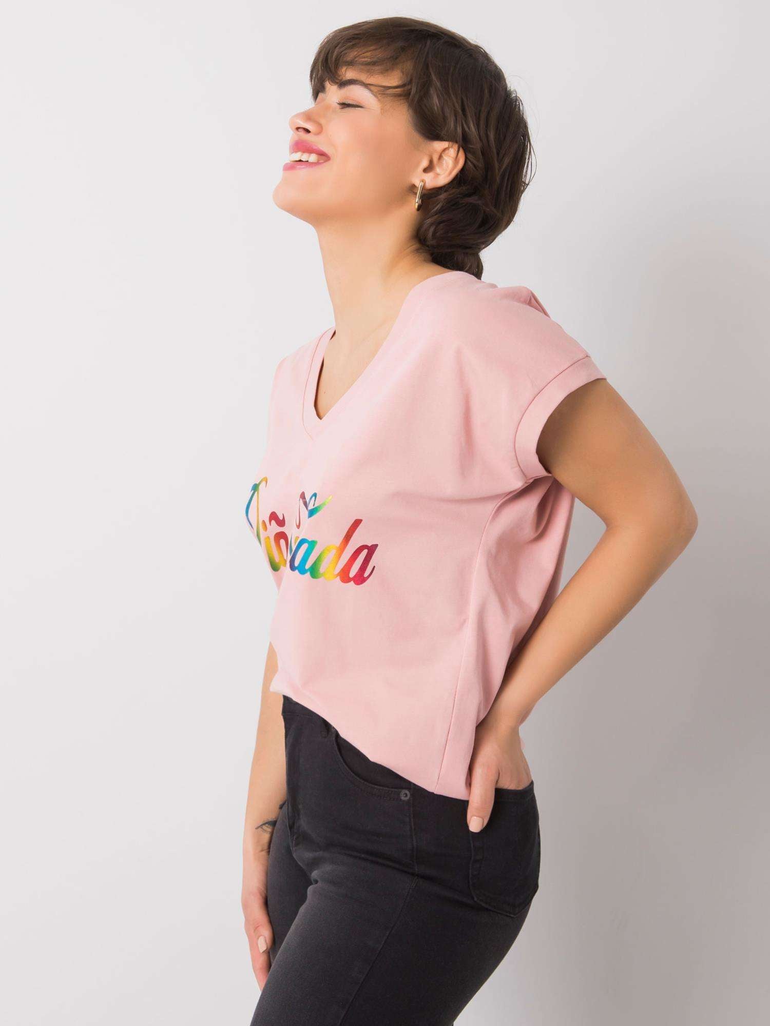 Brudnoróżowy t-shirt z kolorowym nadrukiem