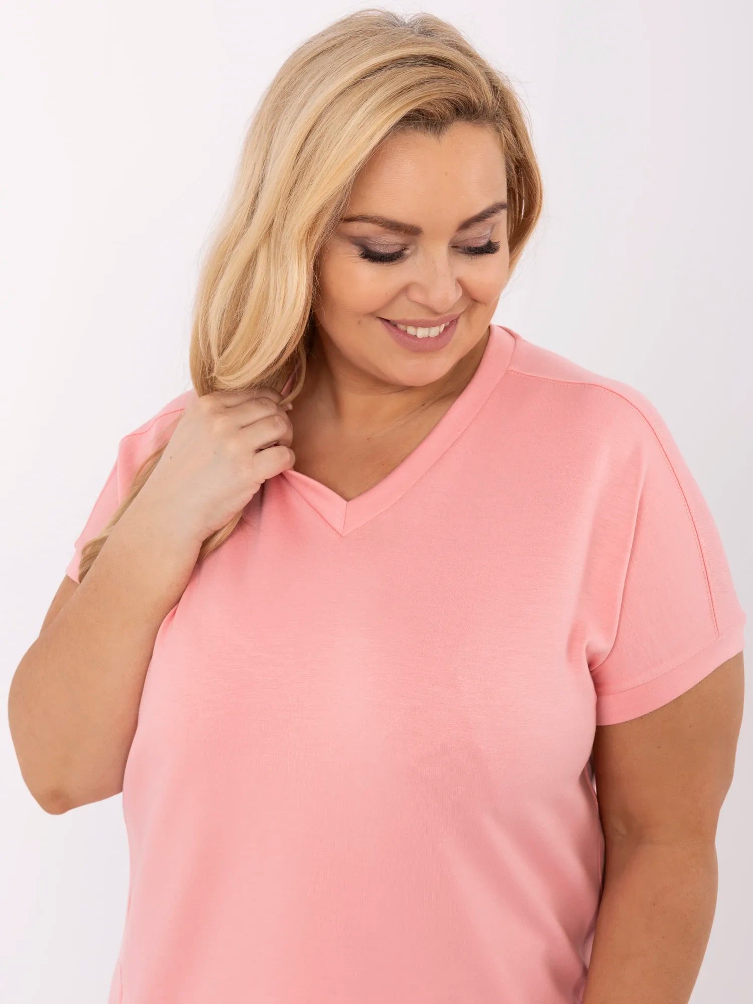 Brzoskwiniowa bluzka plus size z dodatkiem wiskozy