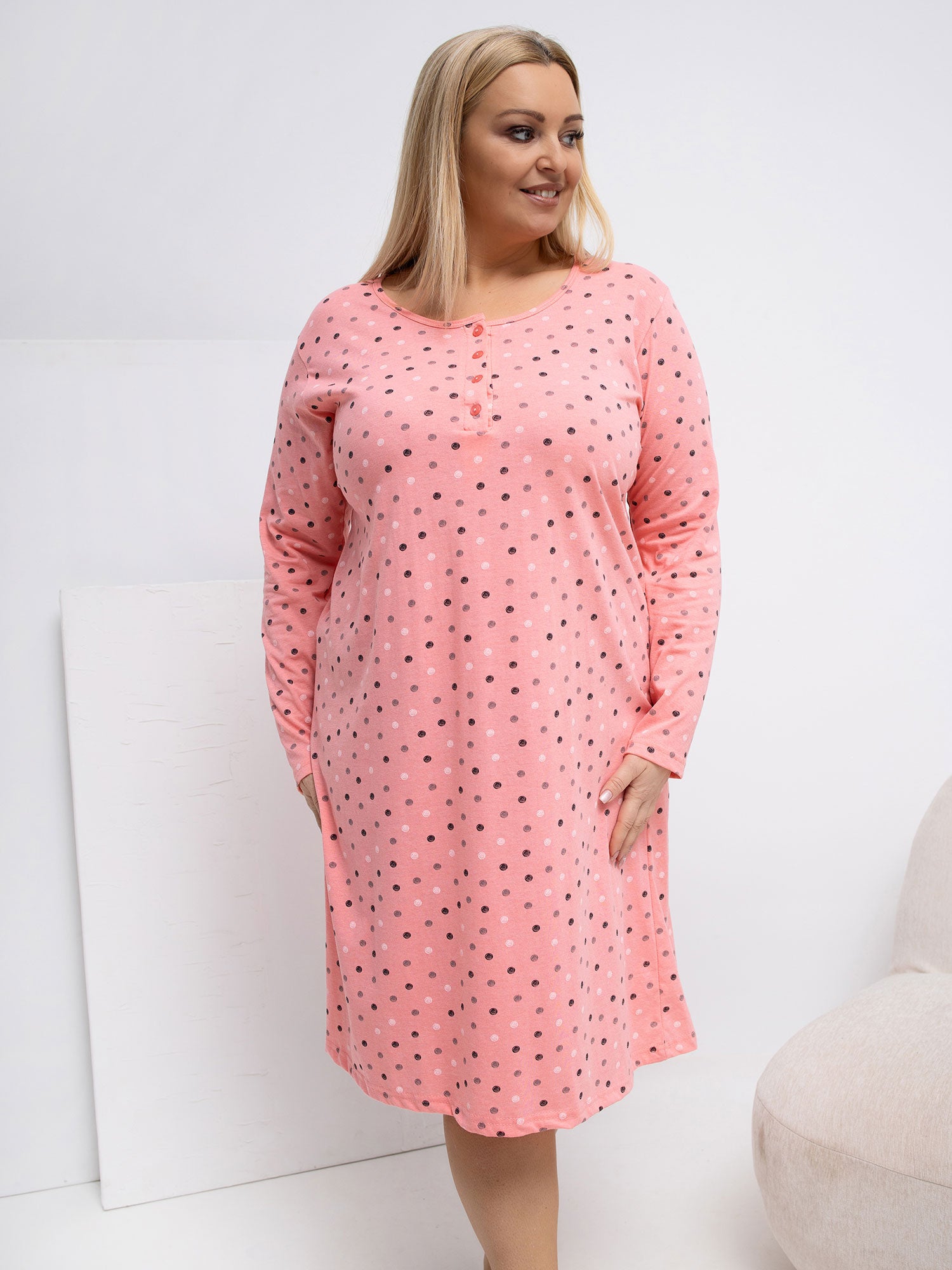 Brzoskwiniowa nocna koszula plus size z guzikami przy dekolcie