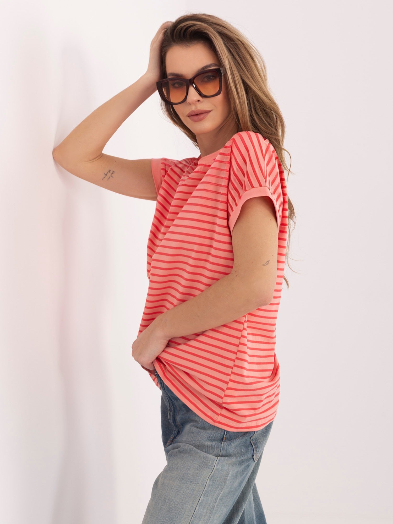 Brzoskwiniowo-czerwony bawełniany t-shirt w paski