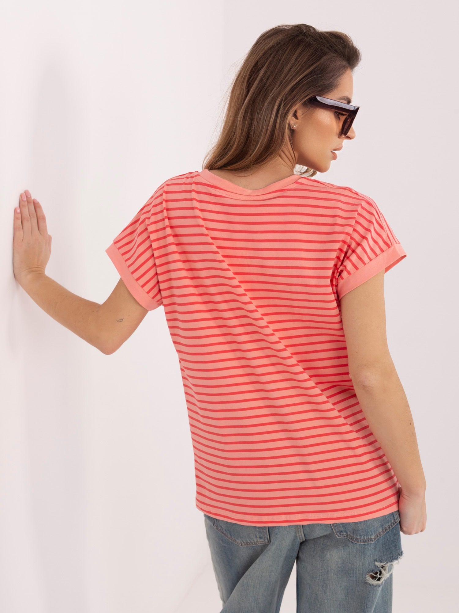 Brzoskwiniowo-czerwony bawełniany t-shirt w paski