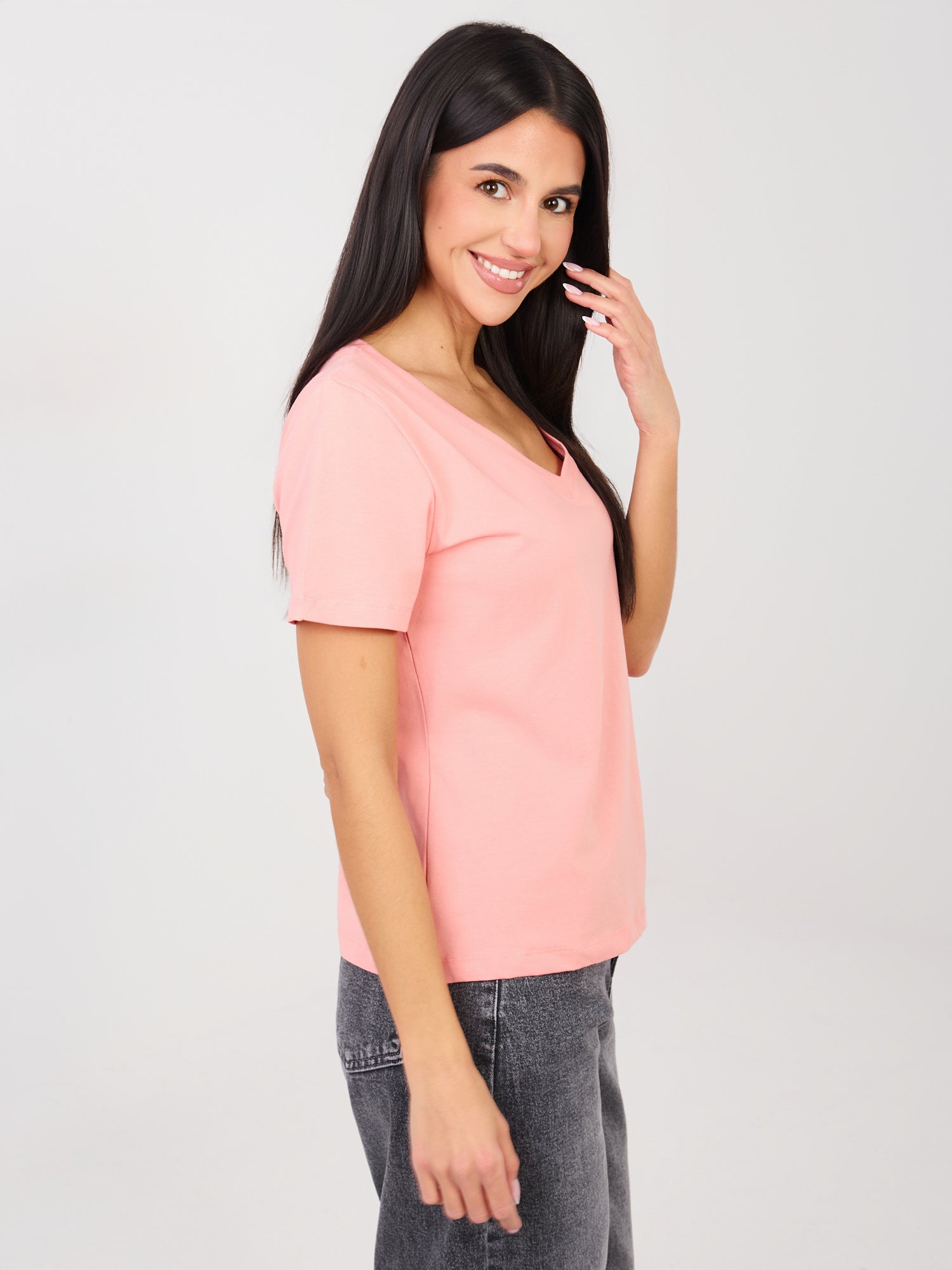 RUE PARIS Brzoskwiniowy t-shirt basic z dekoltem V