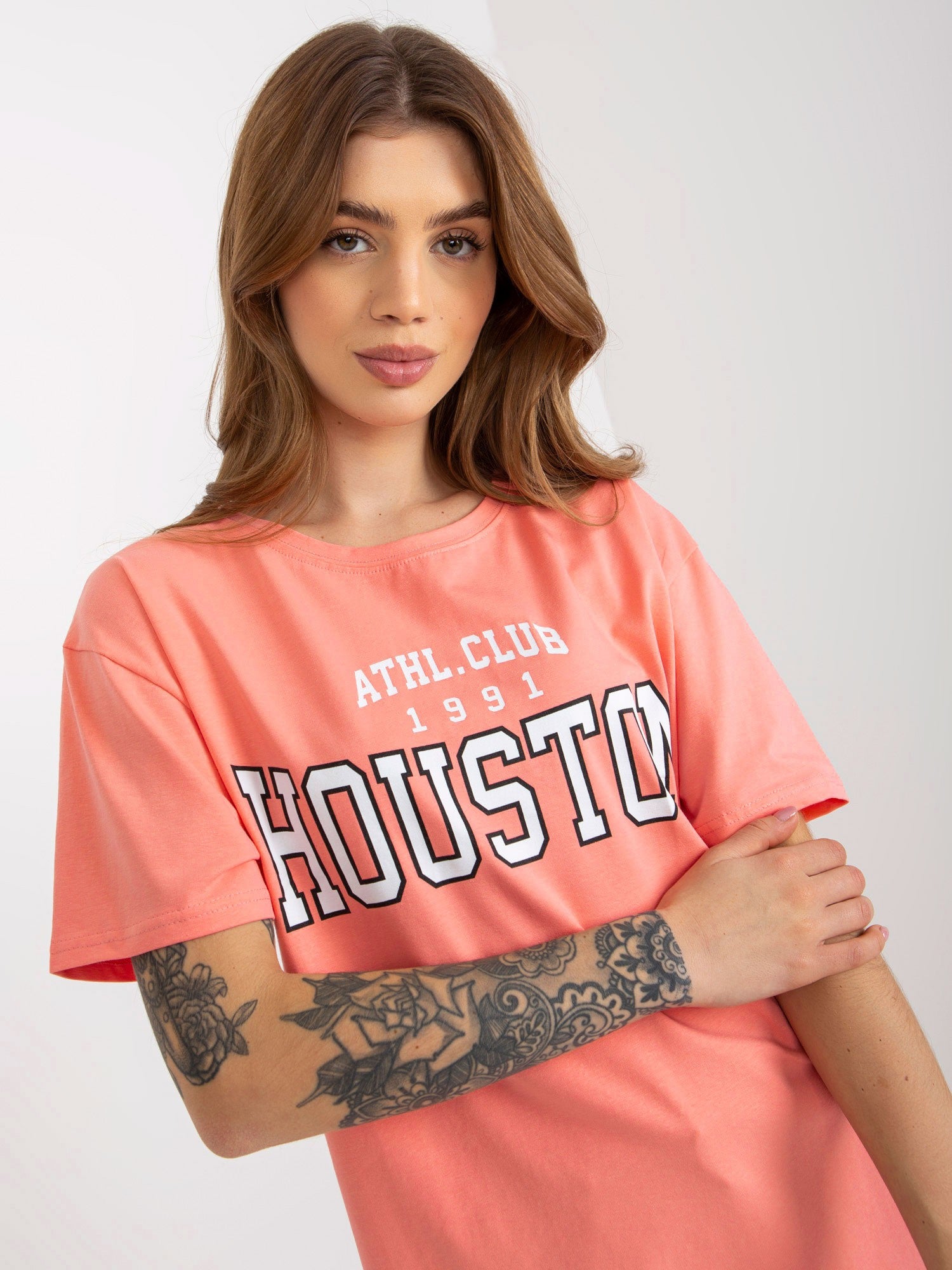 Brzoskwiniowy luźny damski t-shirt z napisem