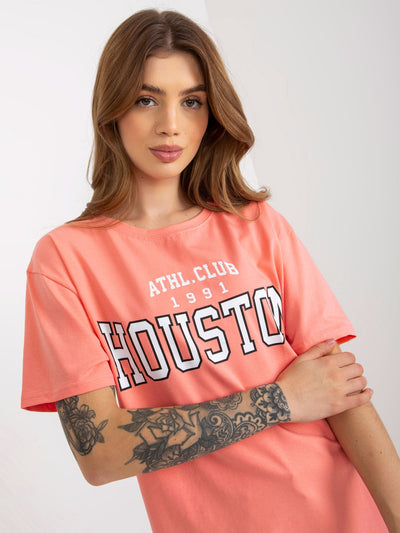 Brzoskwiniowy luźny damski t-shirt z napisem