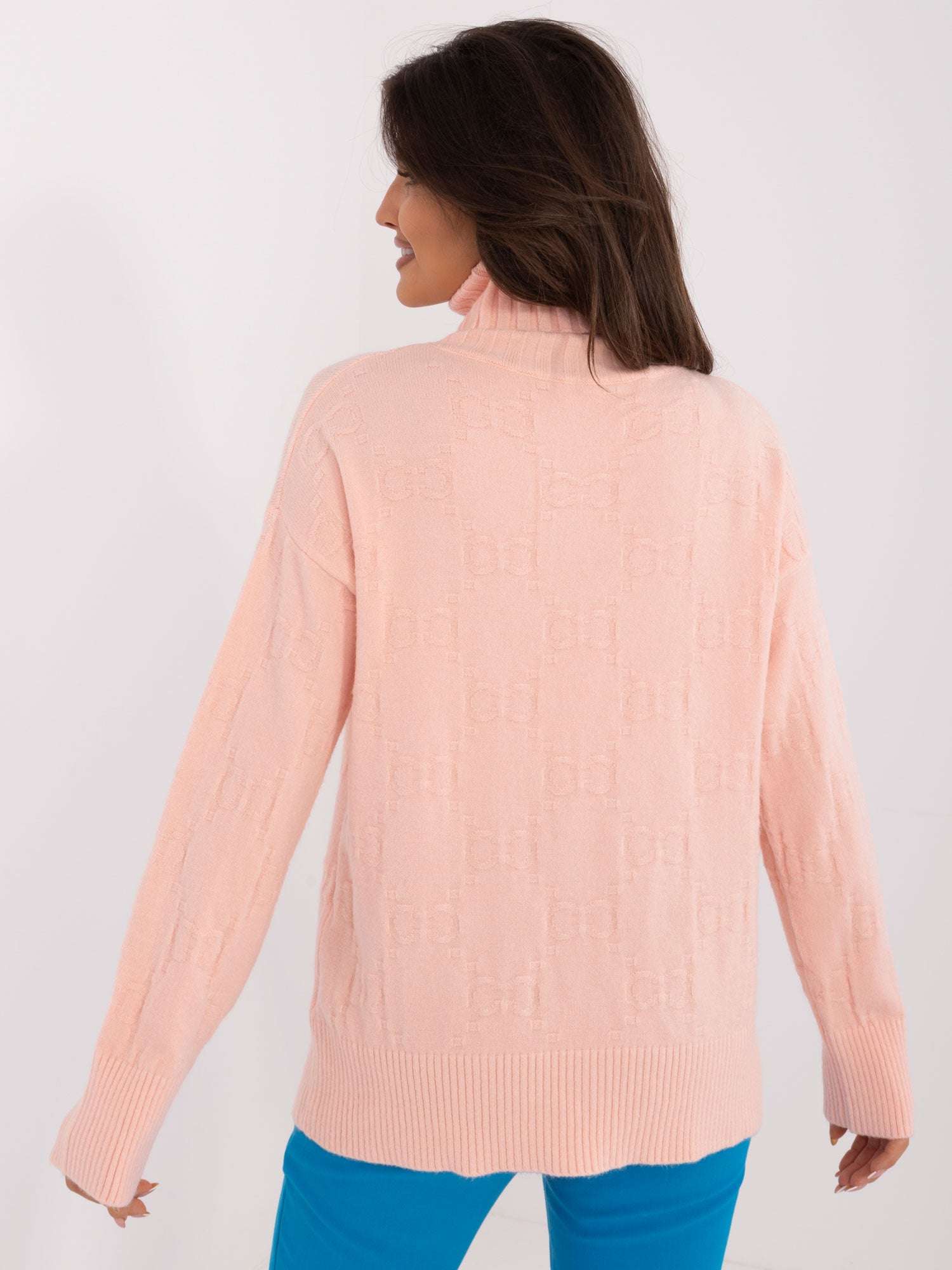 Brzoskwiniowy sweter golf ze ściągaczami