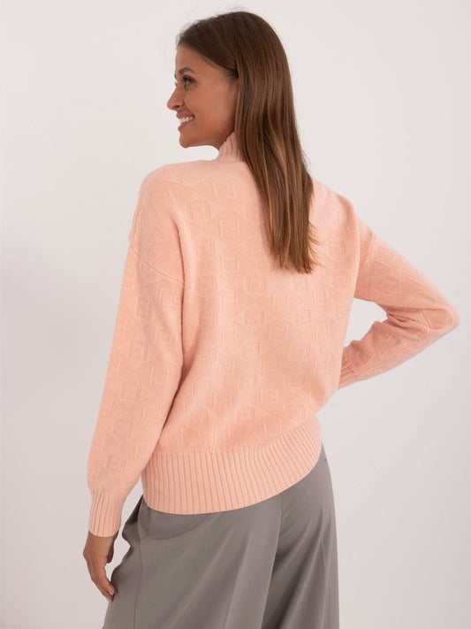 Brzoskwiniowy wzorzysty sweter z półgolfem