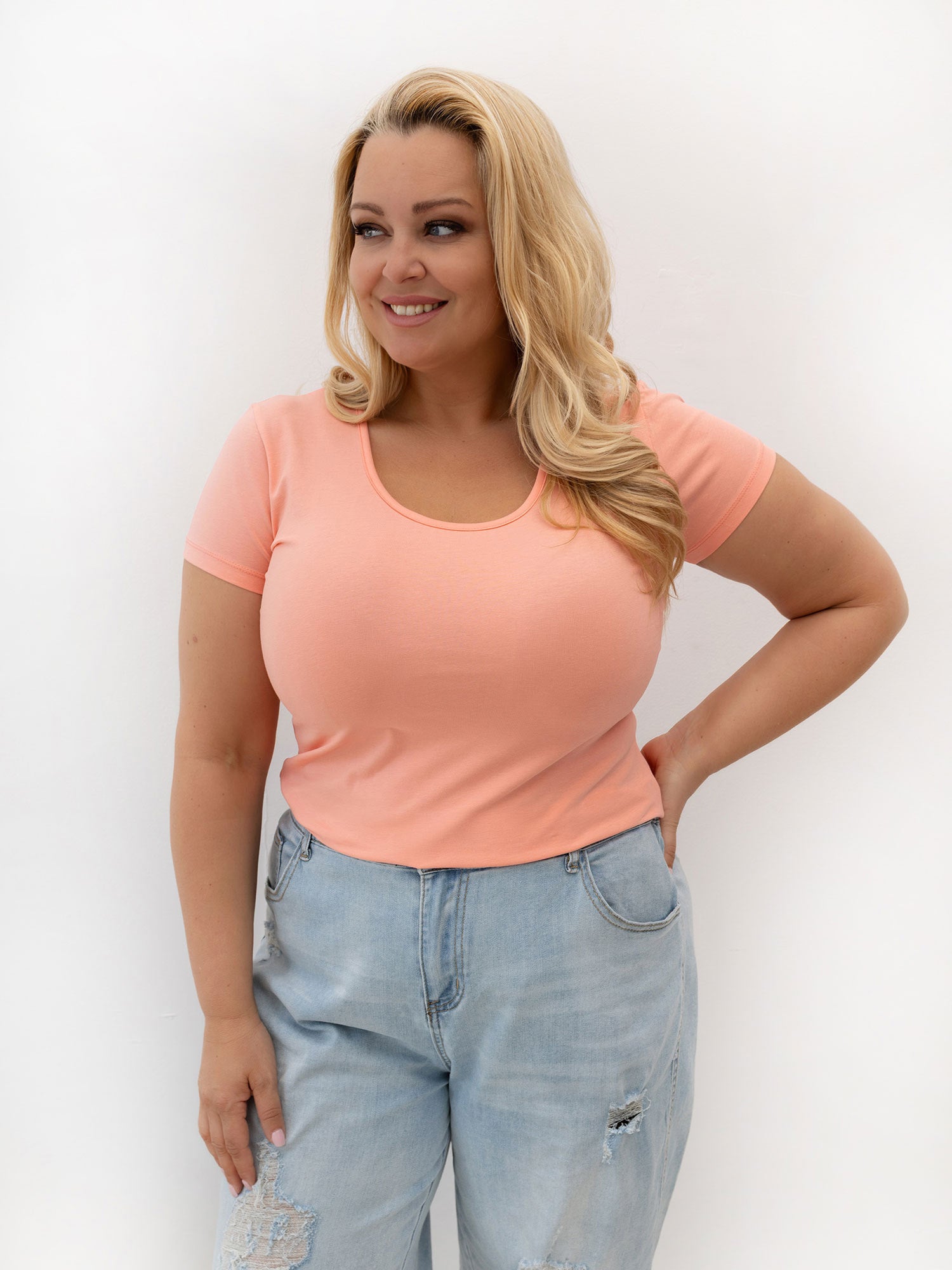 RUE PARIS Brzoskwiniowy t-shirt basic plus size z bawełny