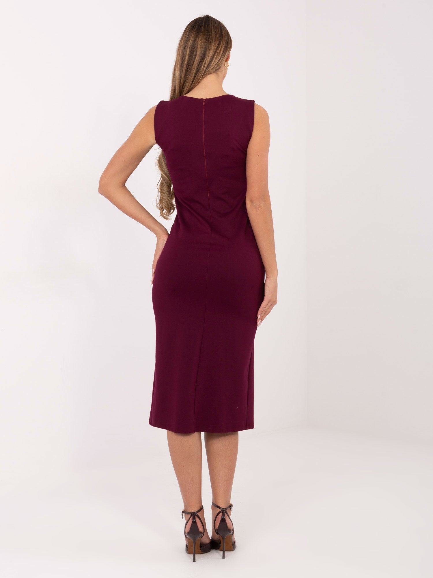 Burgundowa elegancka sukienka bez rękawów