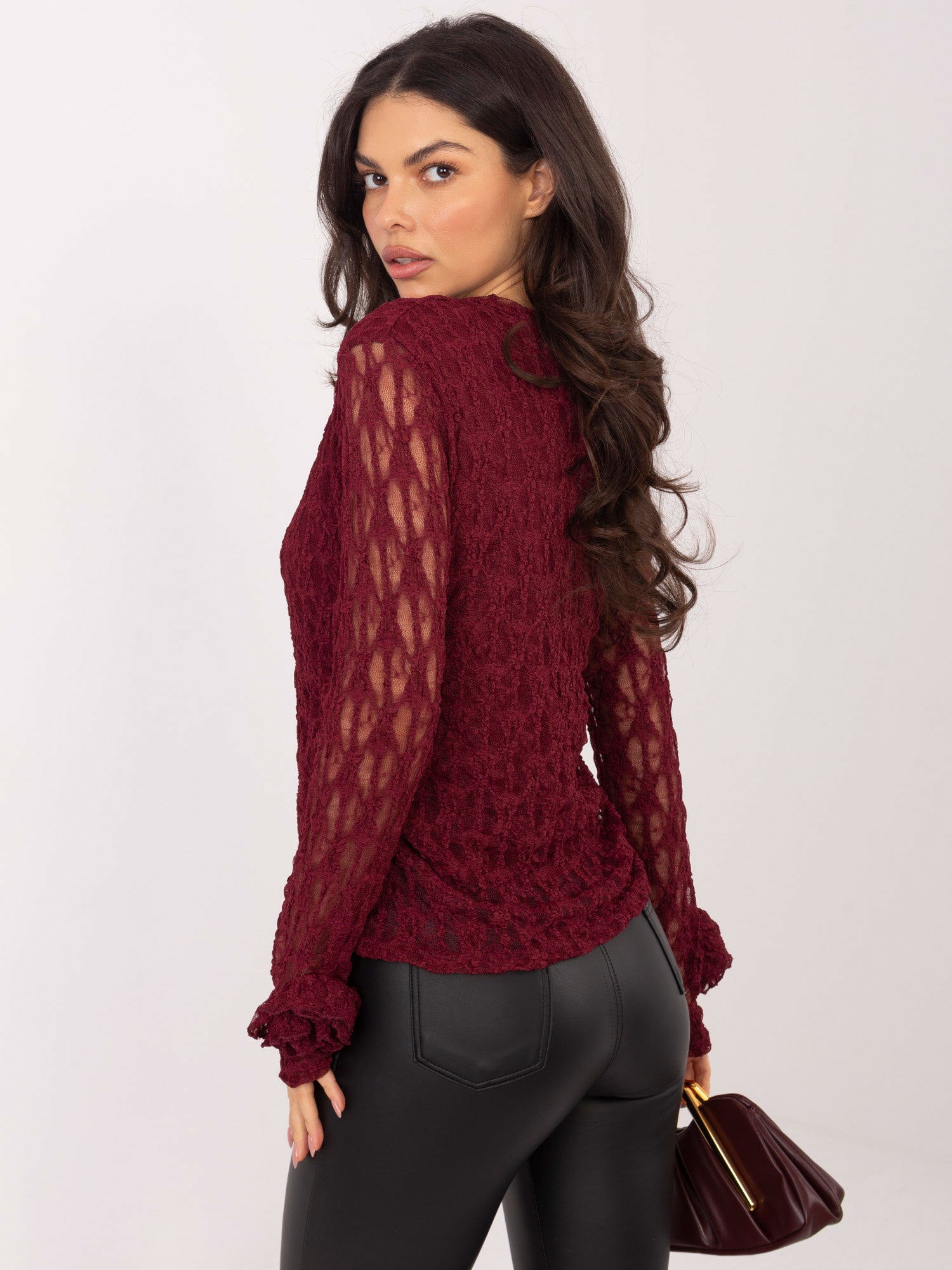 Burgundowa dopasowana bluzka z koronką