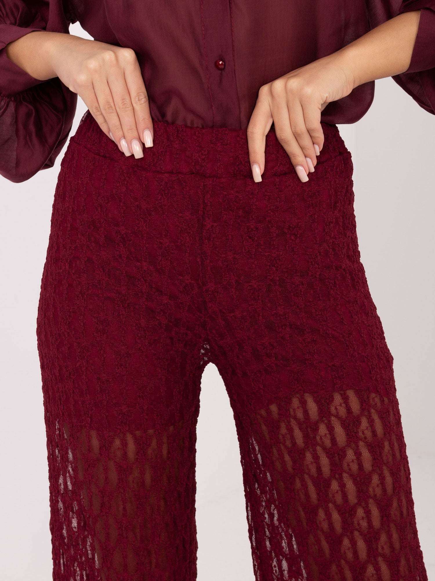 Burgundowe eleganckie spodnie z koronki