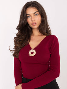 Burgundowy elegancki sweter z ozdobnym elementem