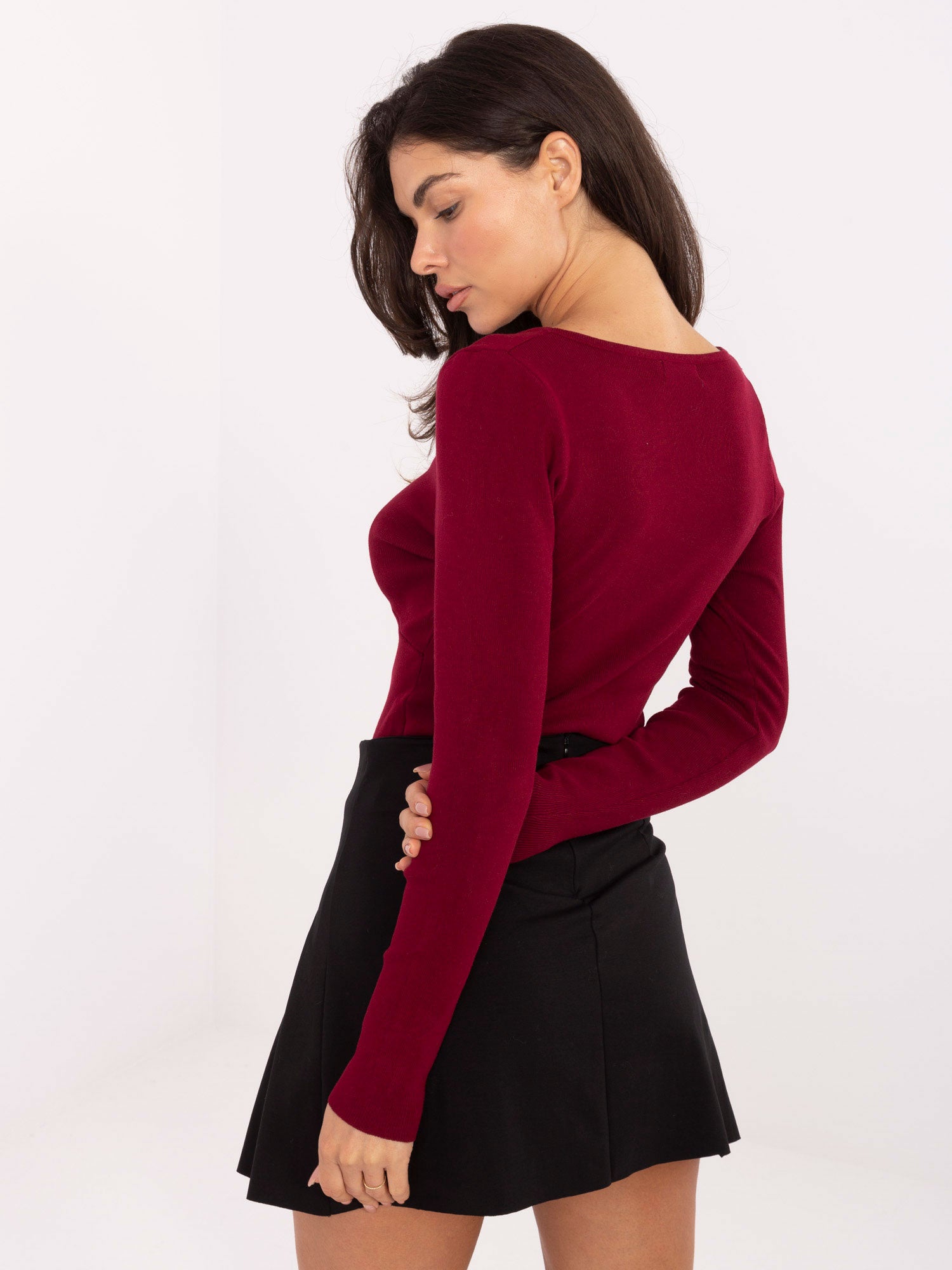 Burgundowy elegancki sweter z ozdobnym elementem