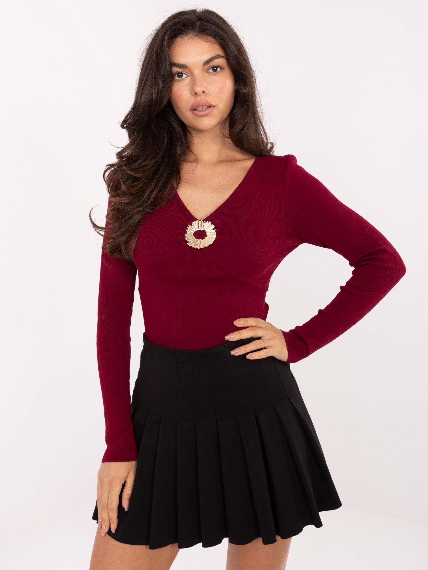 Burgundowy elegancki sweter z ozdobnym elementem