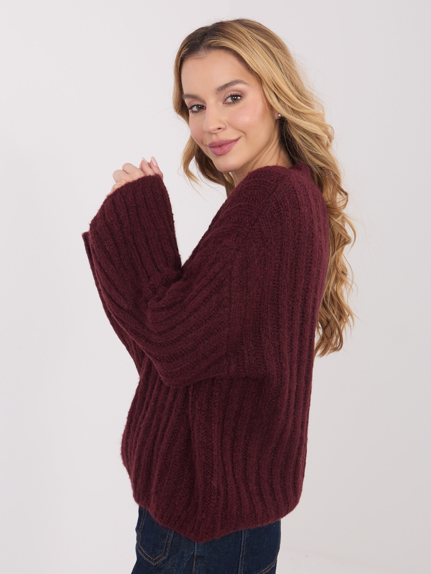 Burgundowy damski sweter z rękawem typu dzwon