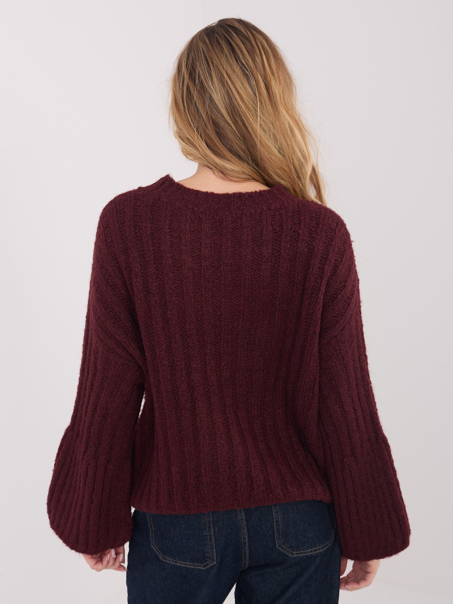 Burgundowy damski sweter z rękawem typu dzwon