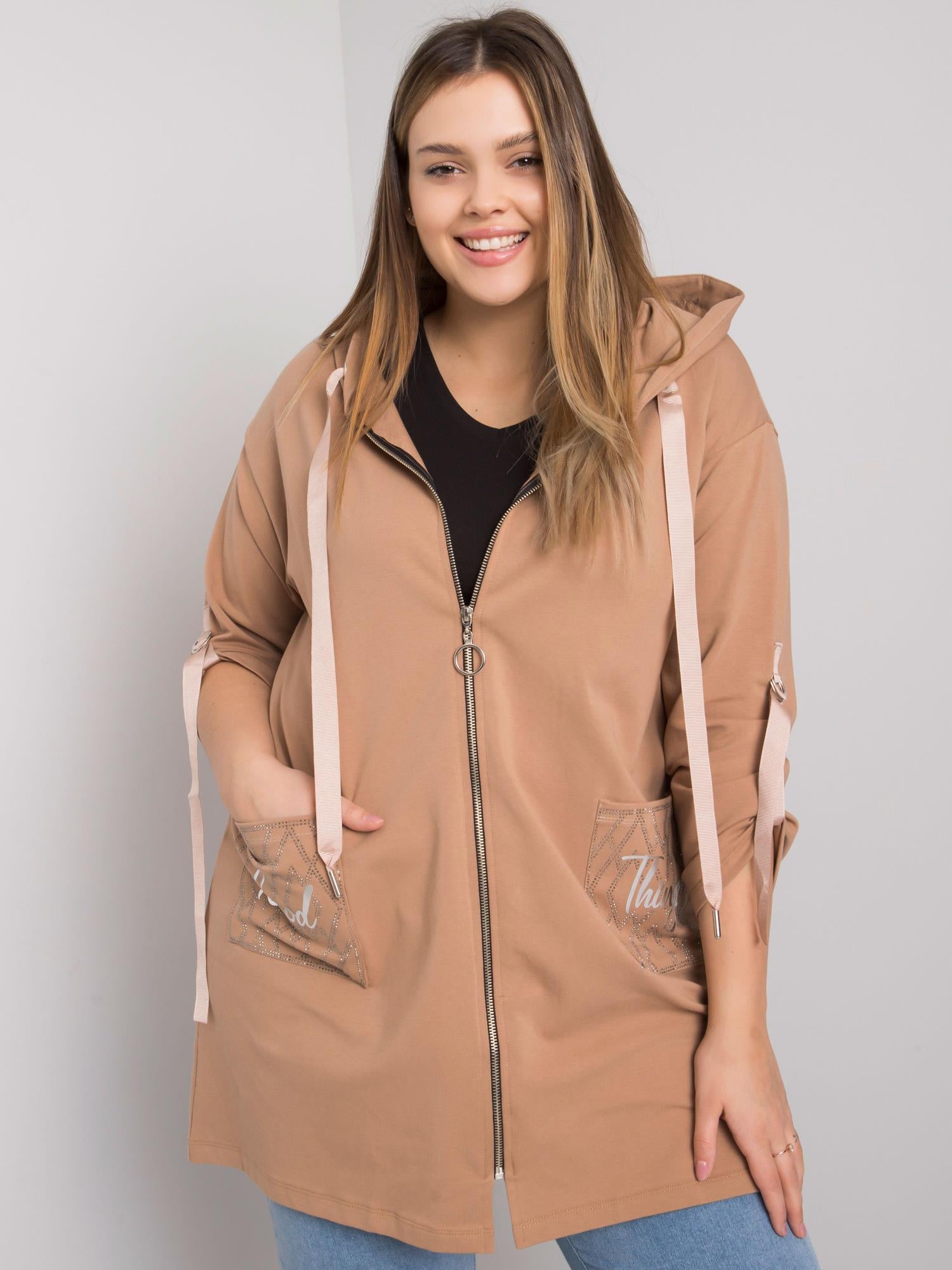 Camelowa bluza plus size z kapturem i aplikacjami