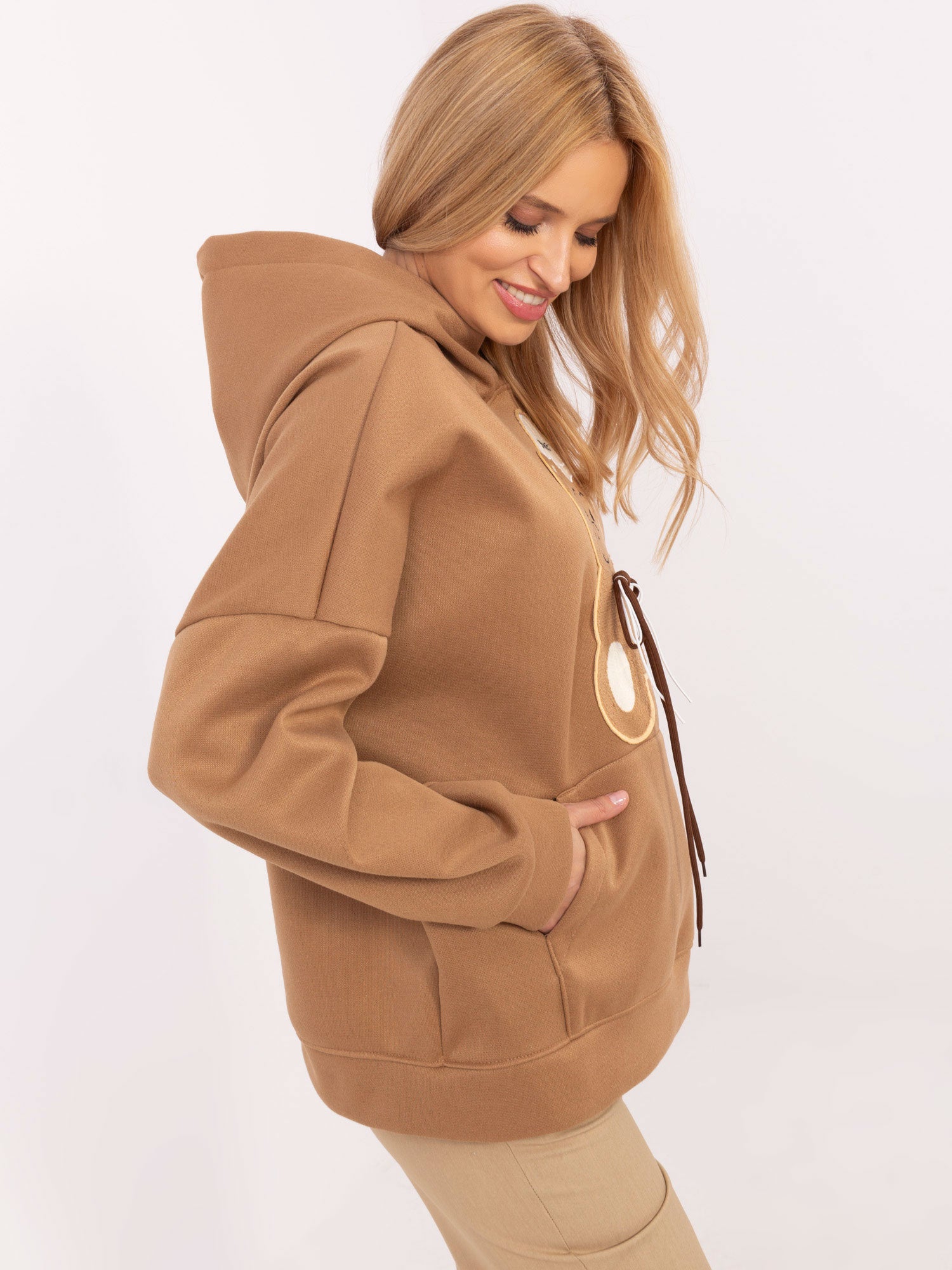 Camelowa damska bluza oversize z kieszenią