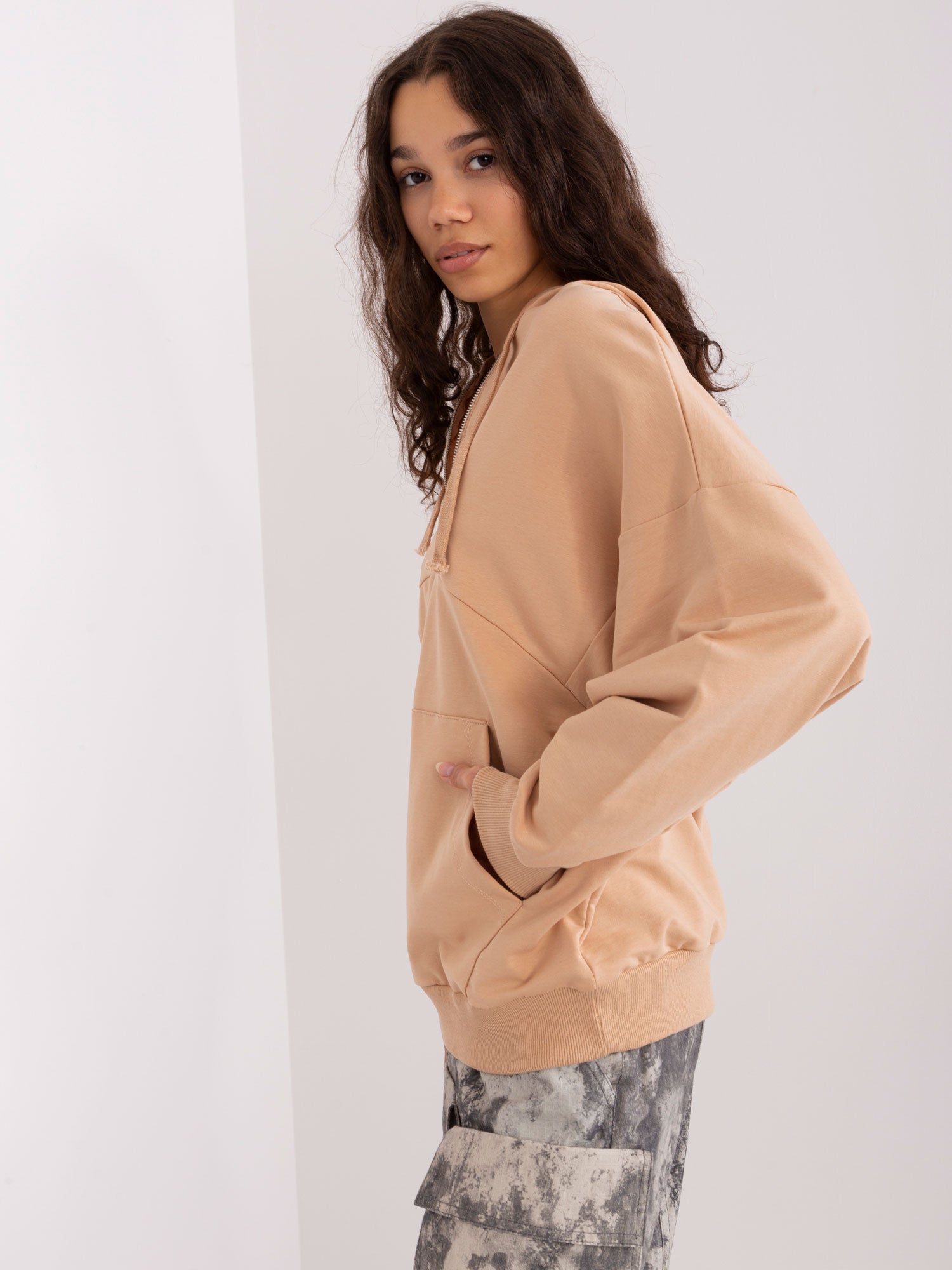 Camelowa damska bluza kangurka z suwakiem