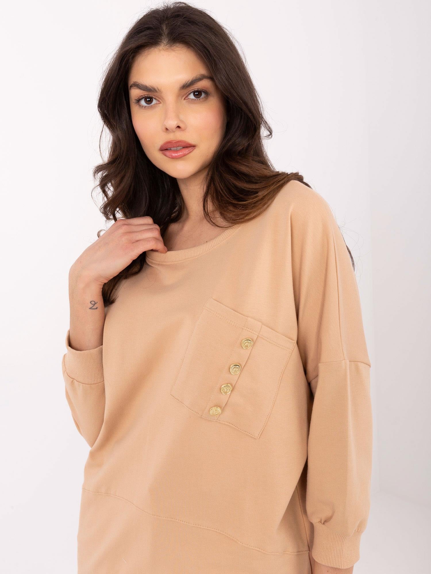 Camelowa bluzka oversize z ozdobnymi guzikami