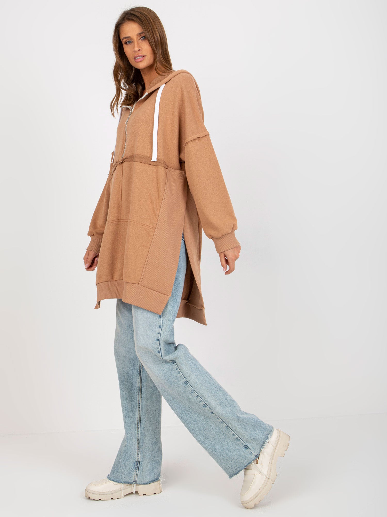 Camelowa długa bluza oversize z kapturem i rozcięciami