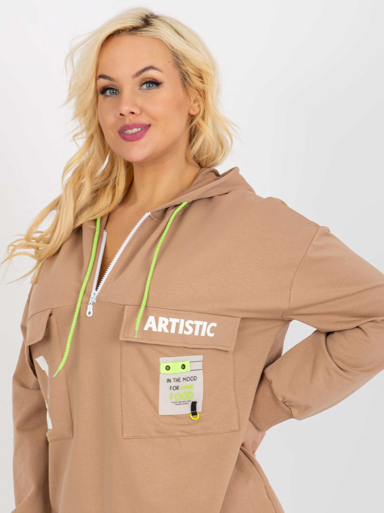 Camelowa dłuższa bluza plus size z kapturem