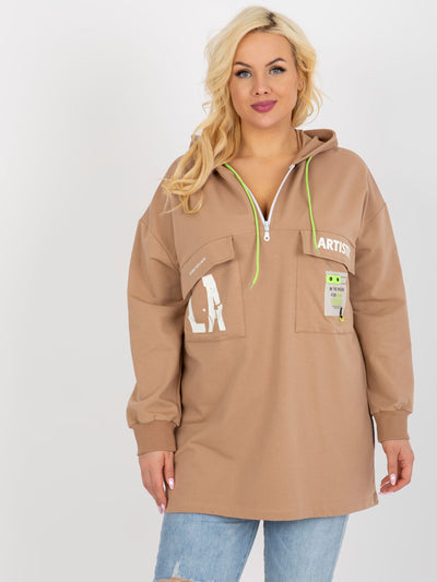 Camelowa dłuższa bluza plus size z kapturem