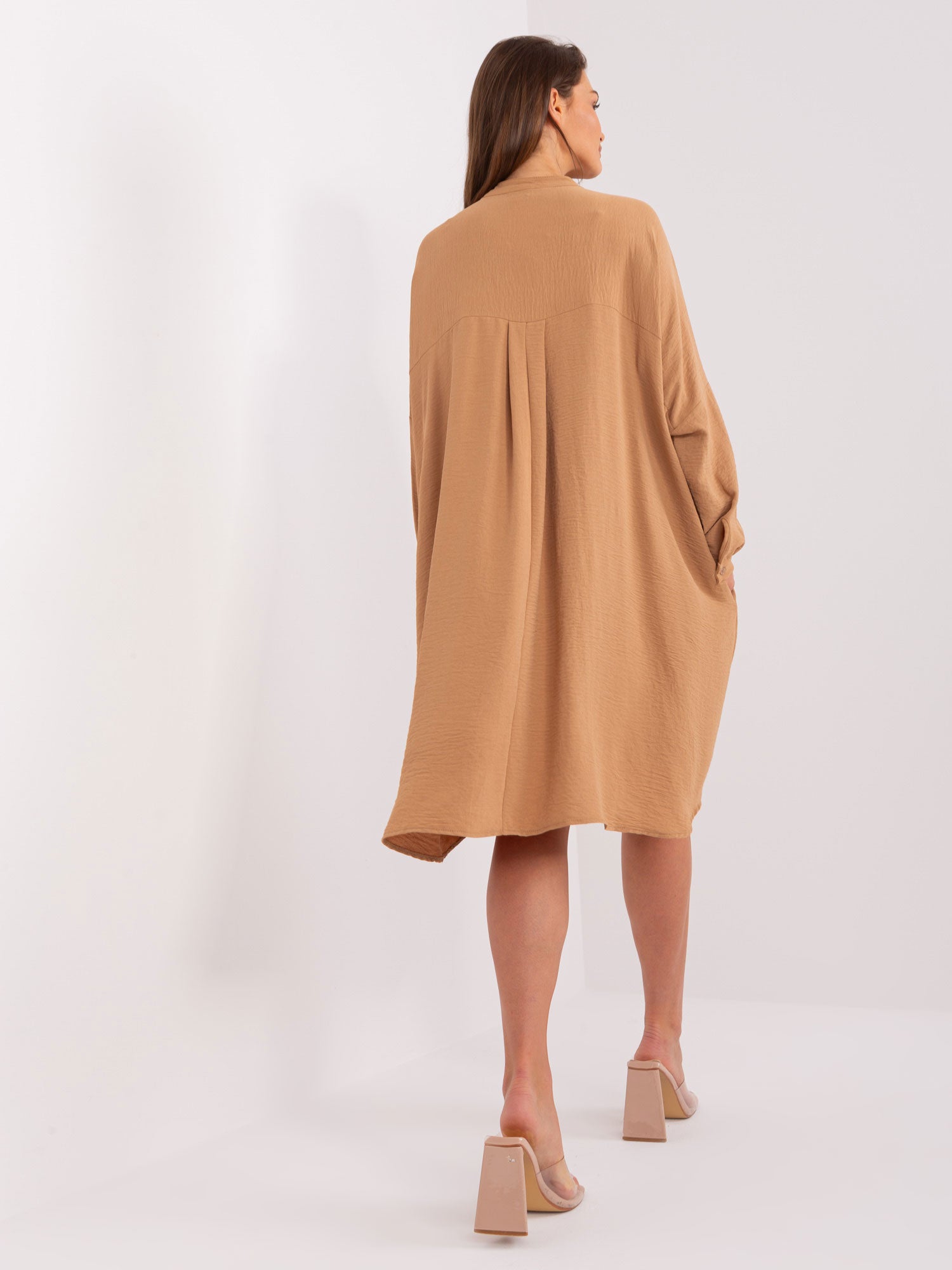 Camelowa sukienka oversize o długości midi