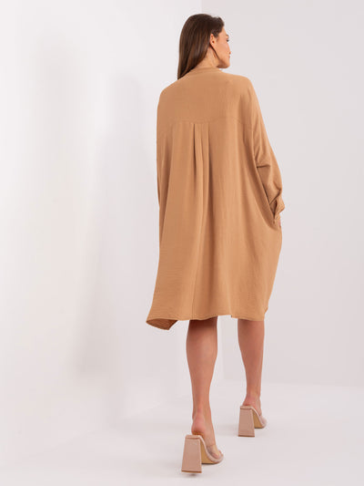 Camelowa sukienka oversize o długości midi