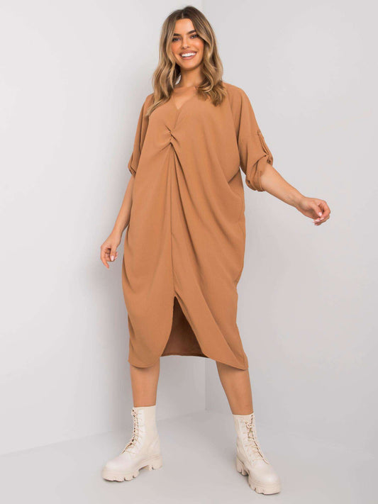 Camelowa sukienka oversize